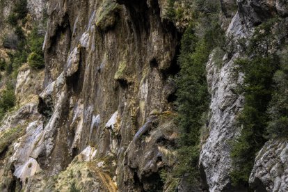 Turistas paseando en bici en La Guingueta, en el Pallars Sobirà.