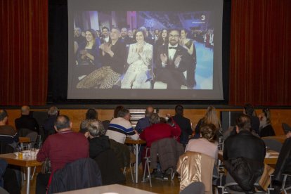 Los vecinos, expectantes - Un nutrido grupo de vecinos de Alcarràs se dieron cita anoche para vivir juntos la gala de los Gaudí, entre la emoción de los premios que cosechó la película, pero con cierta decepción porque los actores se quedar ...