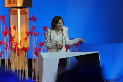 Los vecinos, expectantes - Un nutrido grupo de vecinos de Alcarràs se dieron cita anoche para vivir juntos la gala de los Gaudí, entre la emoción de los premios que cosechó la película, pero con cierta decepción porque los actores se quedar ...