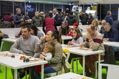 Milers de persones van visitar ahir el pavelló de l’oli de les Borges per adquirir o degustar l’or verd.