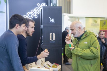 Milers de persones van visitar ahir el pavelló de l’oli de les Borges per adquirir o degustar l’or verd.