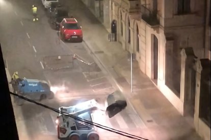 Operarios trabajando durante la noche del jueves.