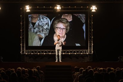 Mollerussa -  Una carpa instalada en la avenida del Canal acogió ayer la JoveFest organizada por el Jovent de Mollerussa. La música sonó a partir de las cinco de la tarde hasta la medianoche. Hubo servicio de bar y comida y también una “sex t ...