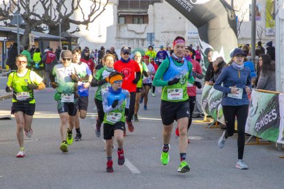 La sortida de la prova al passeig del Terrall, que va estar ple de públic animant els atletes.