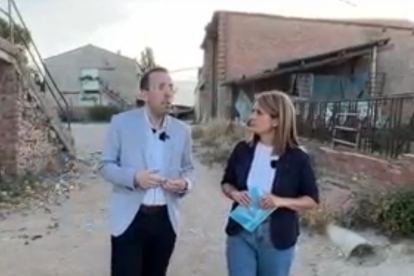 El alcaldable del PP, Xavi Palau, posa con un cartel de su marca, Lleida Implicada, en la plaza Sant Joan.