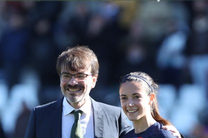 La plantilla azulgrana celebra el título tras imponerse ayer a la Real en la final que se celebró en Mérida.