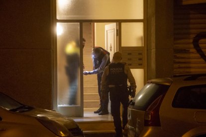 Agents dels Mossos d’Esquadra al bloc des d’on es van produir els trets dimarts.