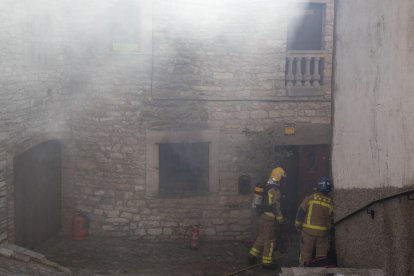 El fuego en una casa en Portell, en Sant Ramon, causó ayer al mediodía una gran humareda.