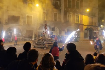 La Casa del Sol Naixent colgó ayer del campanario una ‘llufa’ gigante que después quemaron.