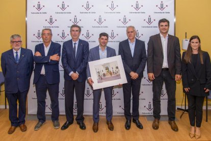 Marc Palahí, amb una aquarel·la d’Ureña, entre el rector, el president d’Alumni UdL i representants del Grup SEGRE i Banc Santander.