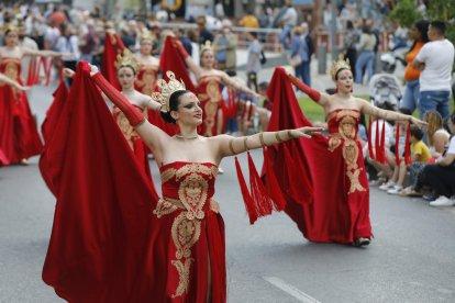 Desfilada des de la Porta del Lleó. La gran desfilada de gala i lluïment de la Festa dels Moros i Cristians va partir com és habitual des de la Porta del Lleó de la Seu Vella. A la imatge, membres d’una comparsa cristiana.