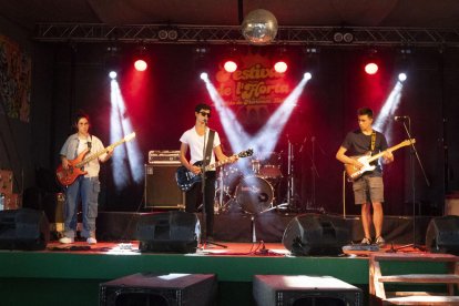 Actuación ayer a media tarde de Kaótiko, una de las once bandas de la primera jornada del Antifa Rock.