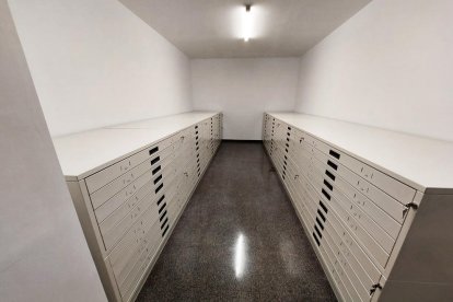 El equipamiento dispone de un aula polivalente, una sala de consulta, depósitos, despachos, salas de digilitalización y dos patios.