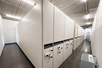 El equipamiento dispone de un aula polivalente, una sala de consulta, depósitos, despachos, salas de digilitalización y dos patios.