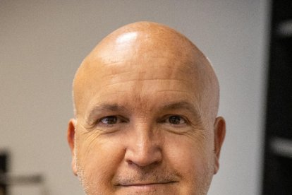 El equipamiento dispone de un aula polivalente, una sala de consulta, depósitos, despachos, salas de digilitalización y dos patios.