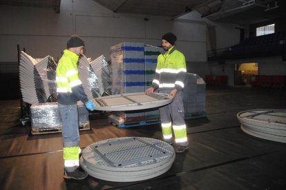 Últims preparatius. La Llotja tornarà a convertir-se en ‘discoteca’ per donar la benvinguda al 2023. Operaris estaven ultimant ahir el muntatge per a la celebració d’aquesta gran festa, que gairebé ha esgotat entrades.