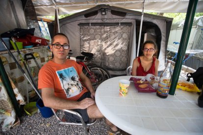 Un home navegant en un caiac ahir a Sant Llorenç de Montgai.