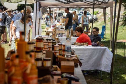Un home navegant en un caiac ahir a Sant Llorenç de Montgai.