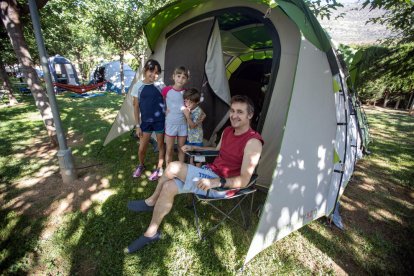 Un home navegant en un caiac ahir a Sant Llorenç de Montgai.