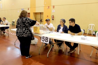 Membres de meses i votants de Mollerussa aproven el trasllat del dispositiu al Pavelló Firal: 