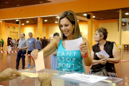 Membres de meses i votants de Mollerussa aproven el trasllat del dispositiu al Pavelló Firal: 