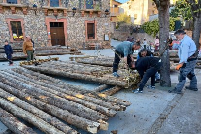 Membres de l’associació i veïns munten aquests dies les embarcacions a Coll de Nargó.