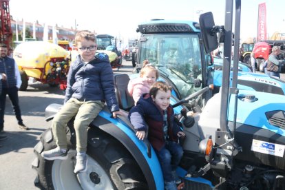 Milers de persones omplen els carrers de Mollerussa en el darrer dia de la 150a Fira de Sant Josep