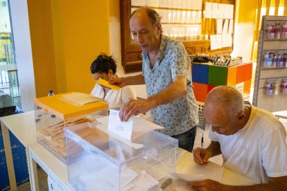 Cues per votar ahir poc abans del migdia al centre cívic de Balàfia.