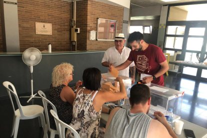 Lleida. L’inici de l’escrutini després del tancament de les urnes en una mesa de l’Escola del Treball.