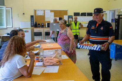 Lleida. L’inici de l’escrutini després del tancament de les urnes en una mesa de l’Escola del Treball.