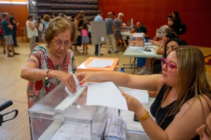 Lleida. L’inici de l’escrutini després del tancament de les urnes en una mesa de l’Escola del Treball.