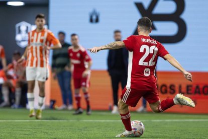 Joel Huertas conduce el balón durante el partido con Jijantes.