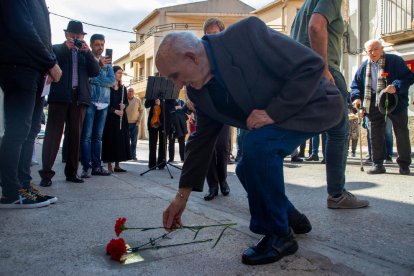 Autoritats, familiars i veïns van participar ahir en l’acte d’homenatge a Arbeca.