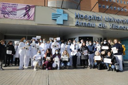 Professionals del CAP de Tàrrega es van concentrar davant de l’ambulatori al migdia.