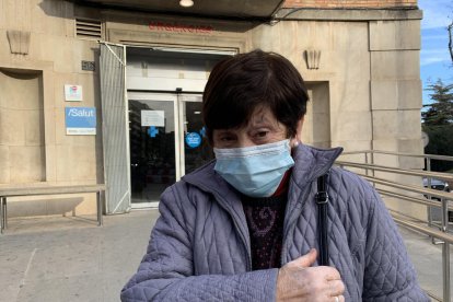 Professionals del CAP de Tàrrega es van concentrar davant de l’ambulatori al migdia.