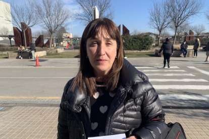 Professionals del CAP de Tàrrega es van concentrar davant de l’ambulatori al migdia.