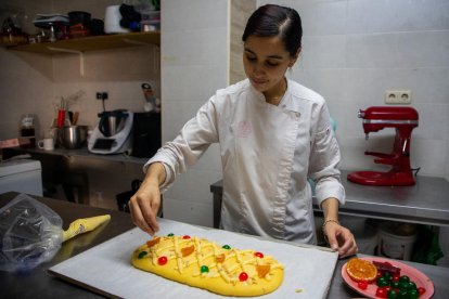 La hoguera del Secà de Sant Pere, una de las 27 que anoche autorizó el ayuntamiento en barrios y partidas de la ciudad de Lleida.