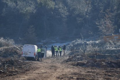 El 25 de gener, un veí va trobar el cos de Joan Coromina Estany, de 61 anys i d'Oliana, amb un tret al pit en una zona boscosa de Gualter. Continuen buscant l'autor.