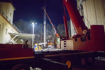 Una grua de grans dimensions va aixecar ahir a la tarda l’excavadora bolcada.