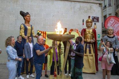 Omnium Cultural coordinó la recepción de la Flama del Canigó ayer en el Parc del Cadí de La Seu.