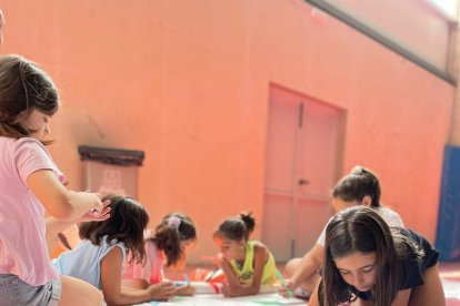 La consellera de Drets Socials, Violant Cervera, durant la visita ahir a un campament d’estiu.