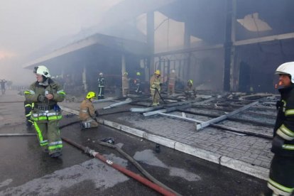 Una agent amb un gos ensinistrat busca explosius a IFEMA Madrid de cara a la cimera de l’OTAN.
