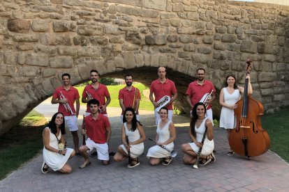 Josep Valldaura, con un tible, instrumento tradicional de la cobla.