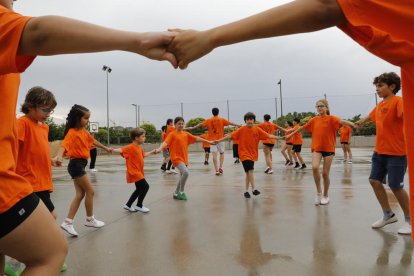 Josep Valldaura, con un tible, instrumento tradicional de la cobla.