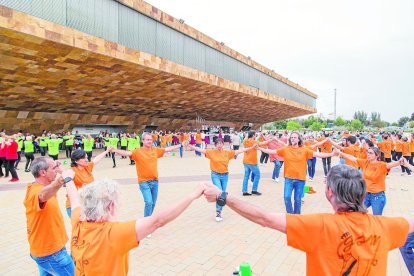 Josep Valldaura, con un tible, instrumento tradicional de la cobla.