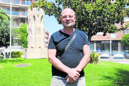 Josep Valldaura, con un tible, instrumento tradicional de la cobla.