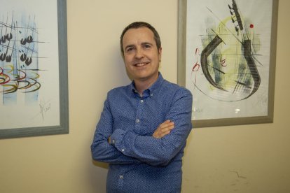 Josep Valldaura, con un tible, instrumento tradicional de la cobla.