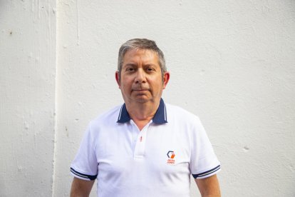 Josep Valldaura, con un tible, instrumento tradicional de la cobla.