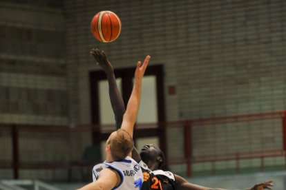 Sutina tuvo que lidiar con el mejor jugador del equipo rival.