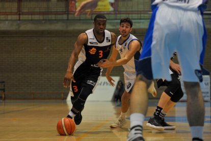 Sutina tuvo que lidiar con el mejor jugador del equipo rival.